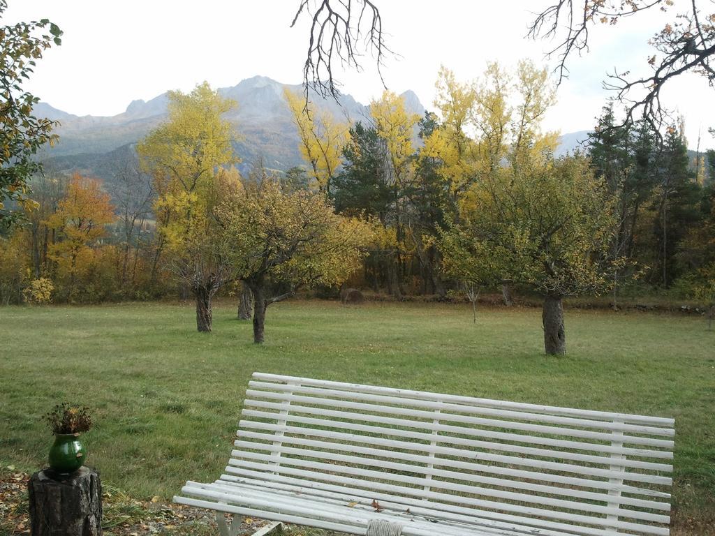 Domaine De Lara Acomodação com café da manhã Barcelonnette Exterior foto